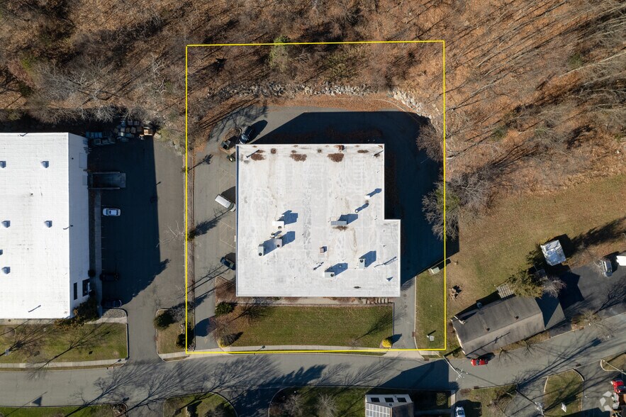 More Photos Of 550 Commerce St, Franklin Lakes Warehouse For Lease