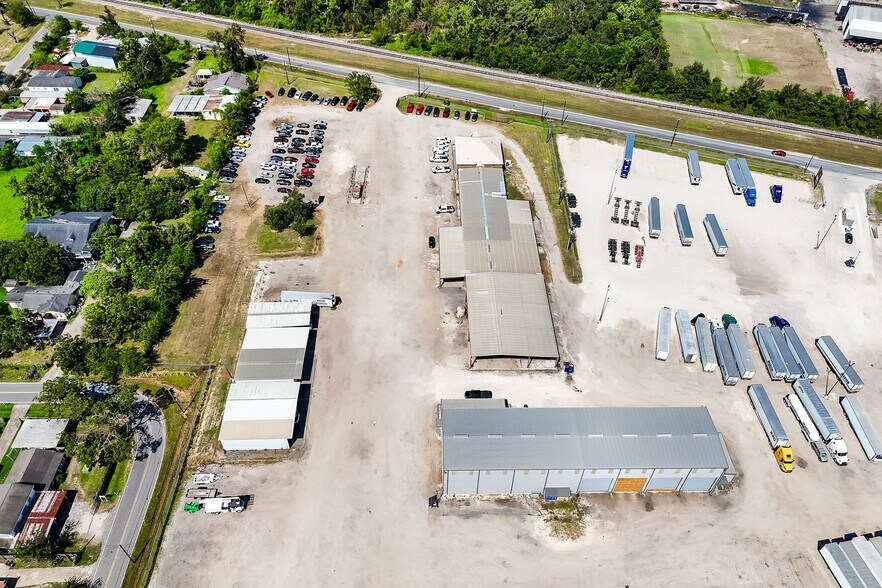 More Photos Of 11900 Hirsch Rd, Houston Warehouse For Lease