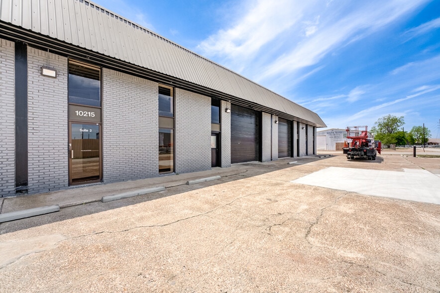 More Photos Of 10215 Papalote St, Houston Showroom For Lease