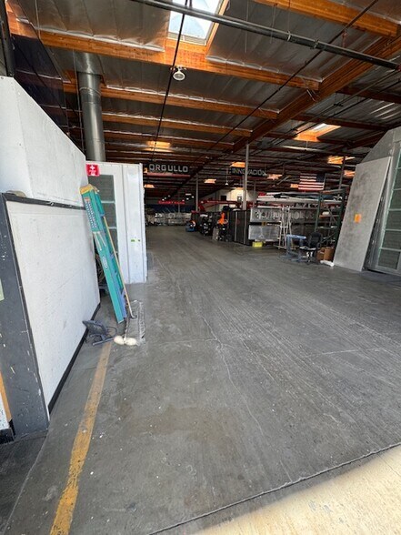 More Photos Of 2906 E Coronado St, Anaheim Warehouse For Lease