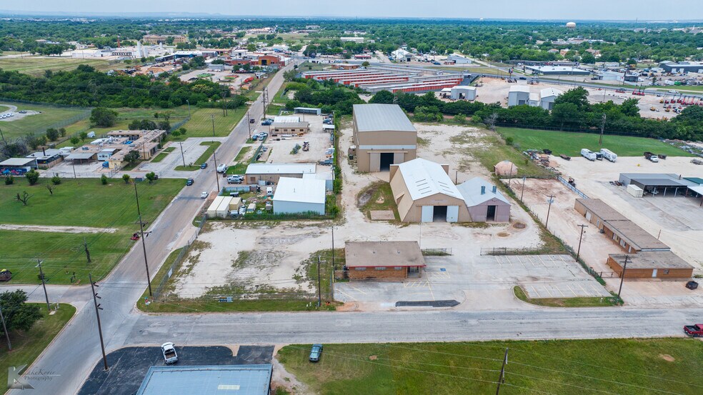 More Photos Of 2024 Oak St st, Abilene Manufacturing For Sale