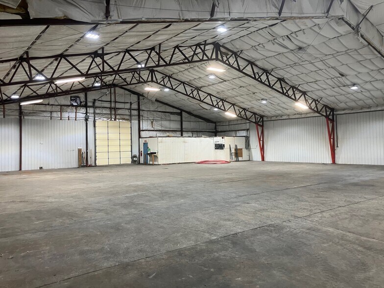More Photos Of 927 Barlow Dr, Charleston Warehouse For Lease