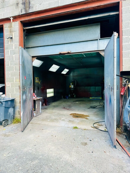 More Photos Of 2405 22nd St NE, Washington Auto Repair For Sale