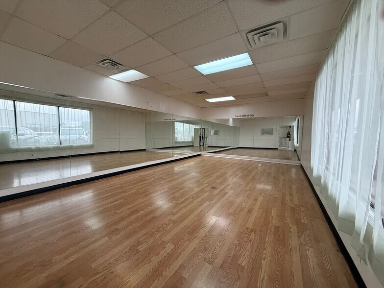 More Photos Of 6124 E 51st Pl, Tulsa Unknown For Lease