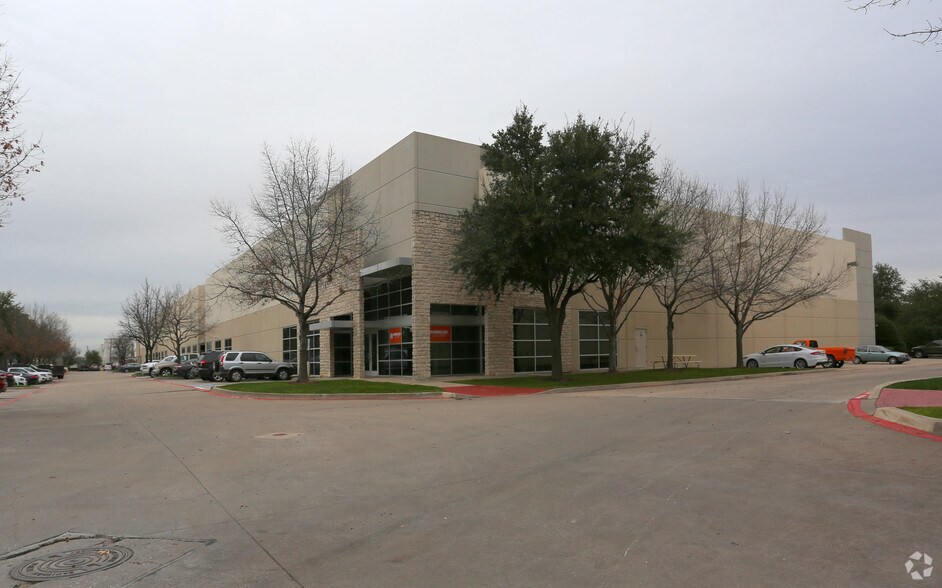 More Photos Of 700 Freeport Pky, Coppell Warehouse For Lease