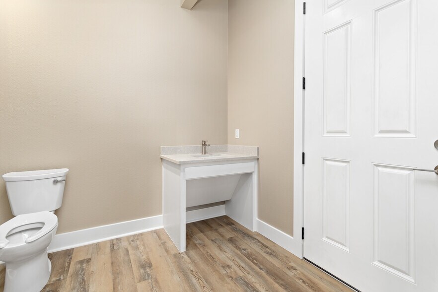 More Photos Of 1750 Cardinal dr, Beaumont Flex For Sale