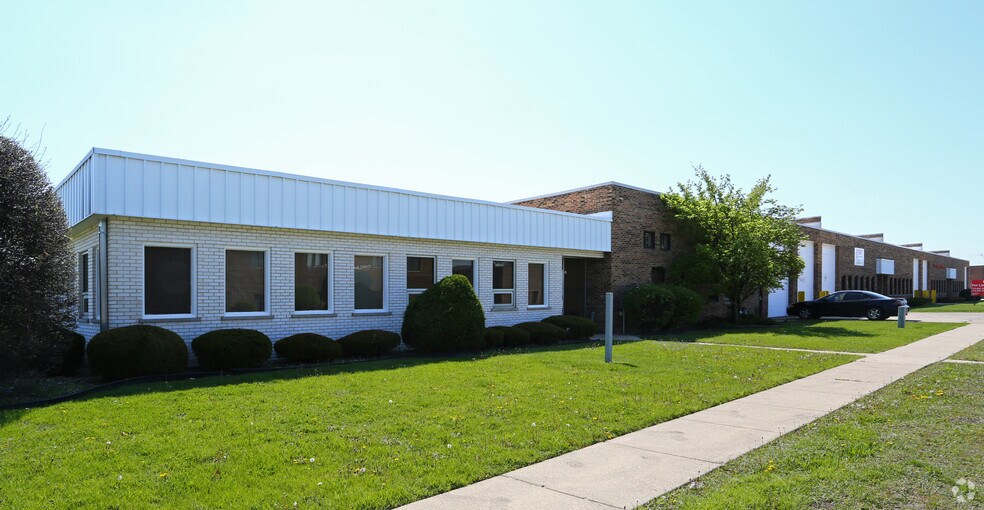 More Photos Of 107-131 N Lively Blvd, Elk Grove Village Warehouse For Lease