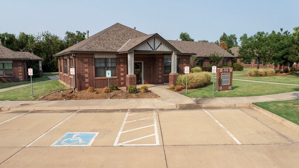 More Photos Of 416 W 15th St, Edmond Unknown For Lease