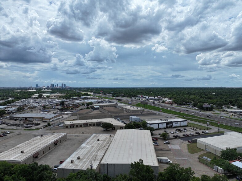 More Photos Of 5210 Airport Fwy, Haltom City Warehouse For Lease