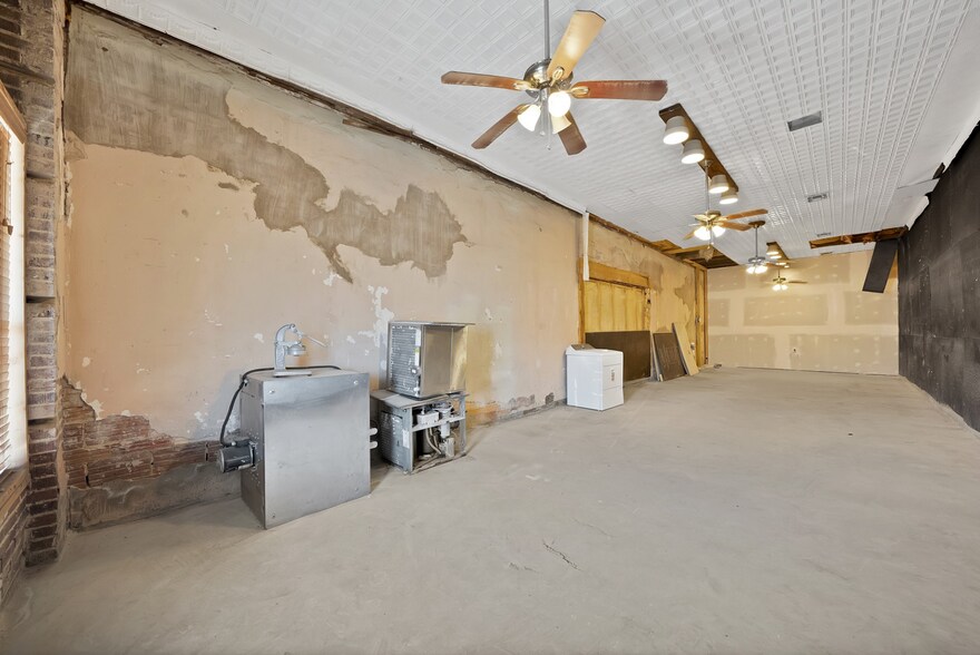 More Photos Of 204 W Mccart St, Krum Storefront Retail Office For Sale