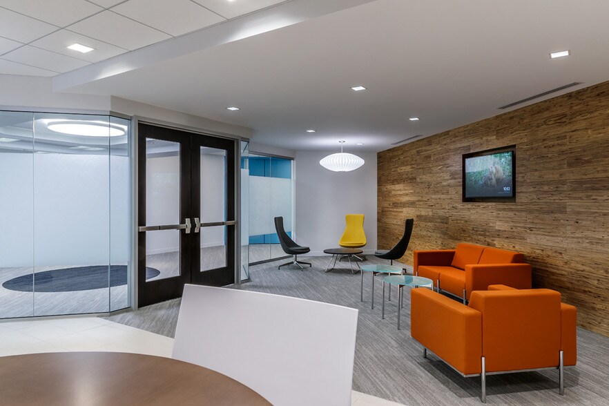 More Photos Of 10 N Martingale Rd, Schaumburg Coworking Space