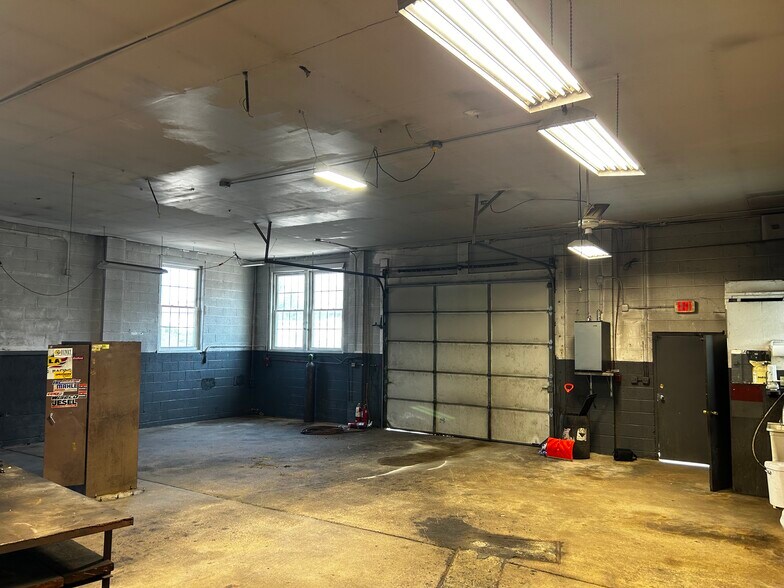 More Photos Of 2705 Old Rodgers Rd, Bristol Auto Salvage Facility For Lease