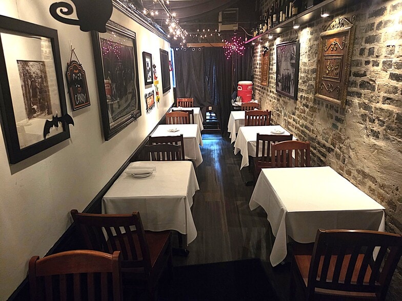 More Photos Of 1928 W Division St, Chicago Storefront Retail Residential For Lease