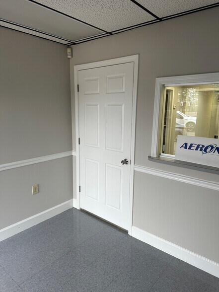 More Photos Of 120 Commerce Cir, Fayetteville Office For Lease