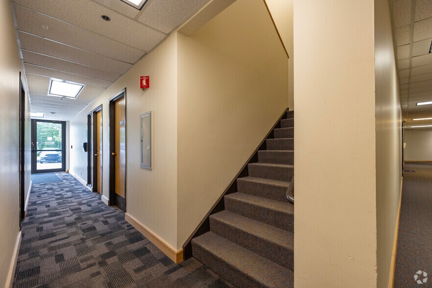 More Photos Of 10928 Eagle River Rd, Eagle River Office For Lease