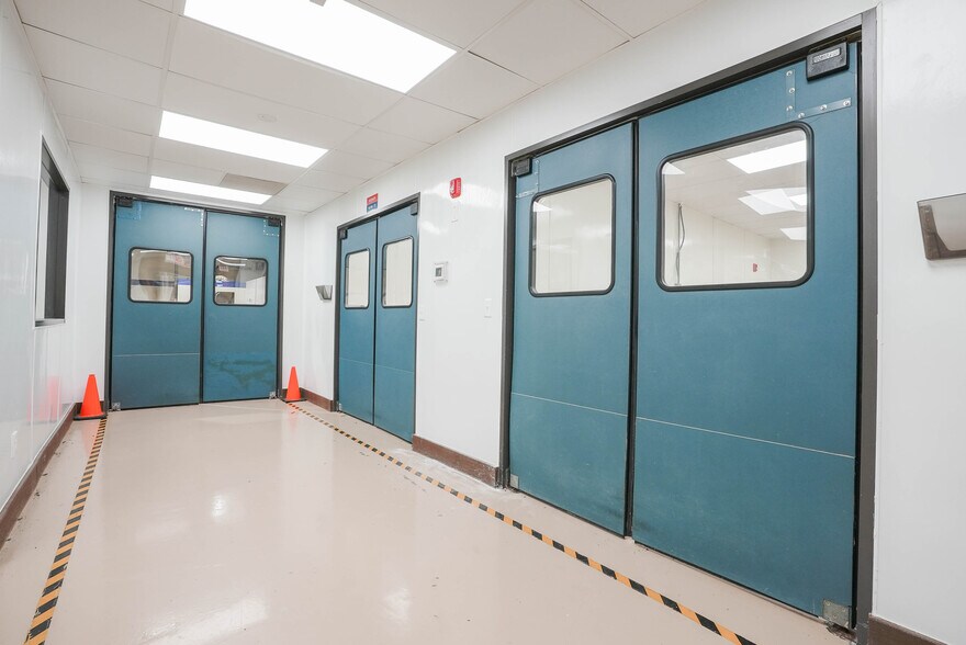 More Photos Of 10410 Corporate Dr, Sugar Land Research And Development For Lease