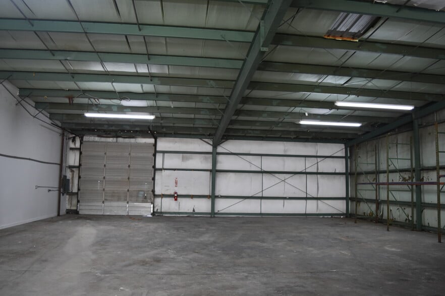 More Photos Of 12295 Automobile Blvd, Clearwater Warehouse For Lease