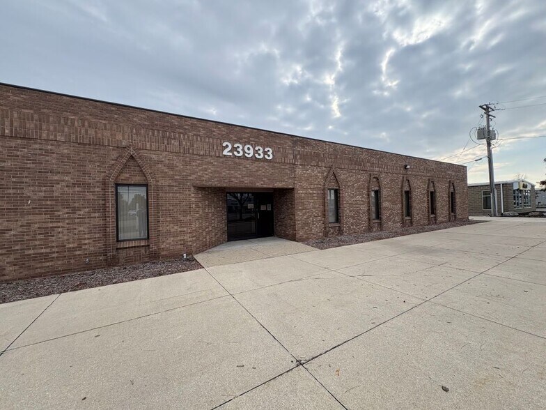 More Photos Of 23933 Allen Rd, Trenton Medical For Lease