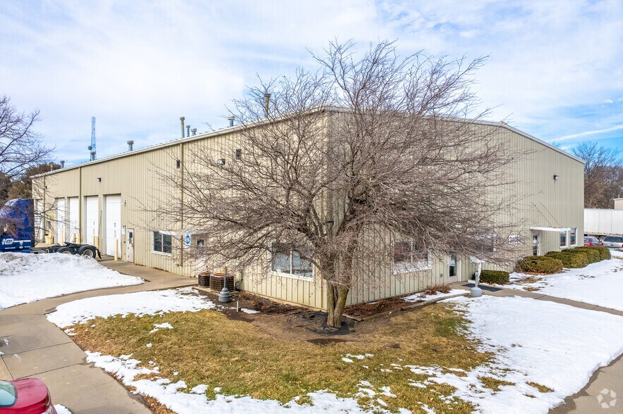 More Photos Of 3408 101st St, Urbandale Truck Terminal For Sale