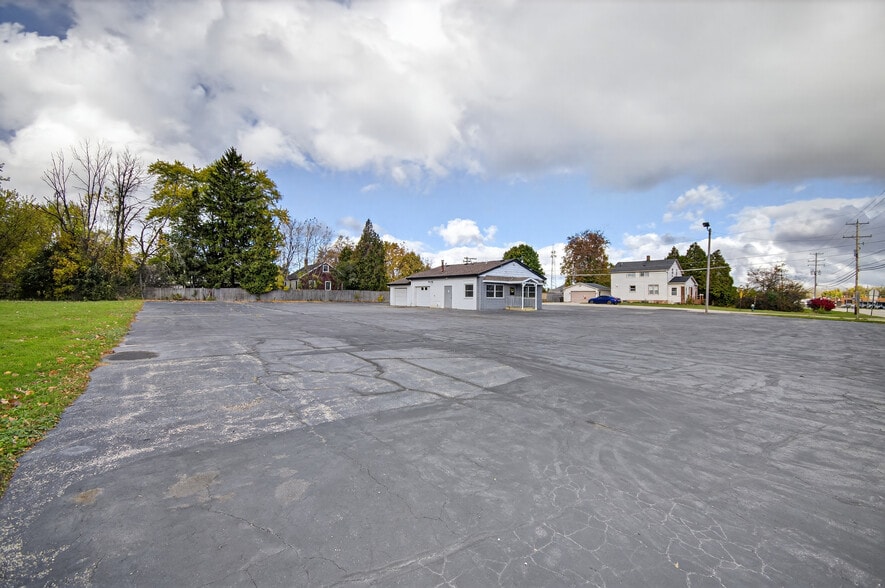More Photos Of 4418 Douglas Ave, Racine Auto Dealership For Sale