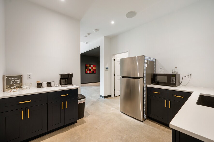 More Photos Of 12550 Promise Creek Ln, Fishers Light Distribution For Lease