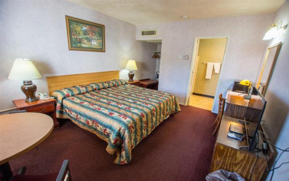 More Photos Of 302 6th Ave S, Clinton Hotel For Sale