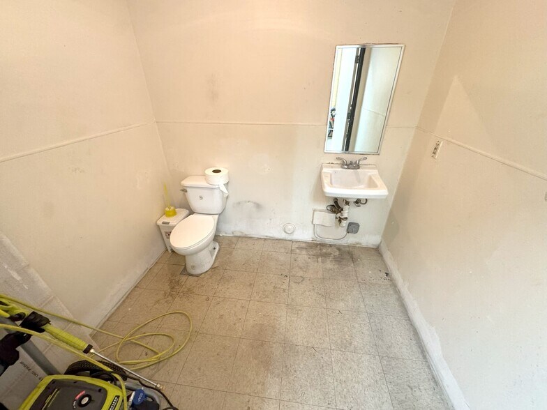 More Photos Of 1100 Wall St, Los Angeles General Retail For Lease