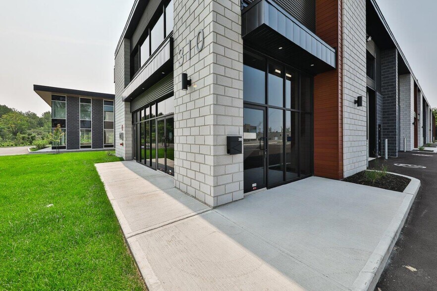 More Photos Of 310-320 Legault Rue, Blainville Warehouse For Lease