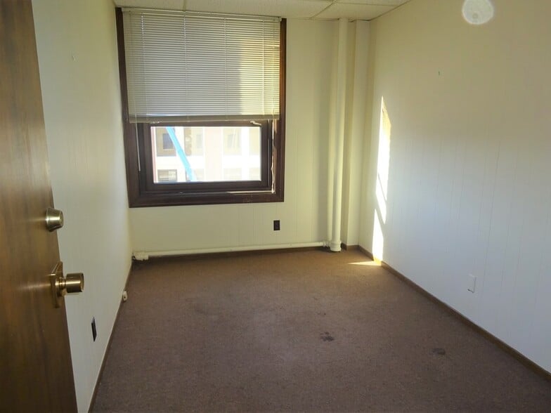 More Photos Of 201 N Penn Ave, Independence Office For Sale