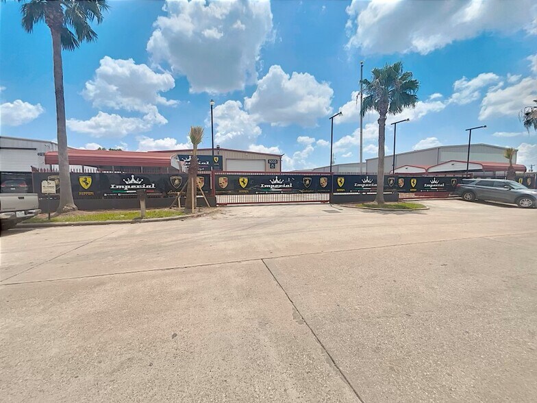More Photos Of 9333 Alberene Dr, Houston Warehouse For Lease