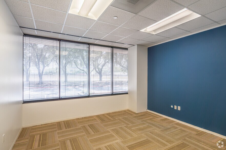 More Photos Of 263 N Sam Houston Pky E, Houston Office For Sale