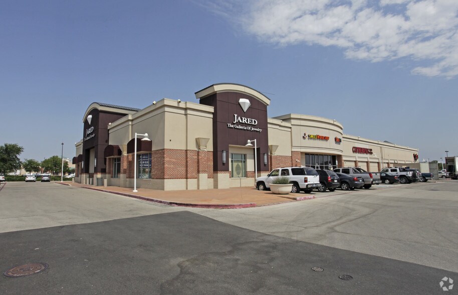 More Photos Of 800-820 NE Mall Rd, Hurst Freestanding For Lease