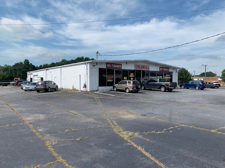 More Photos Of 349 Forest Pky, Forest Park Showroom For Lease