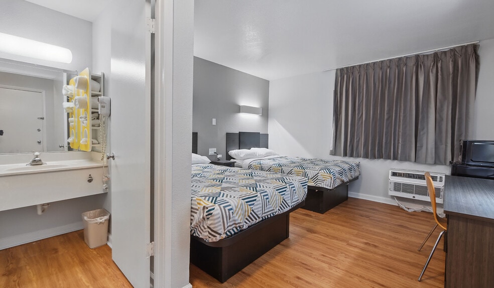 More Photos Of 1600 N Main St, Normal Hotel For Sale
