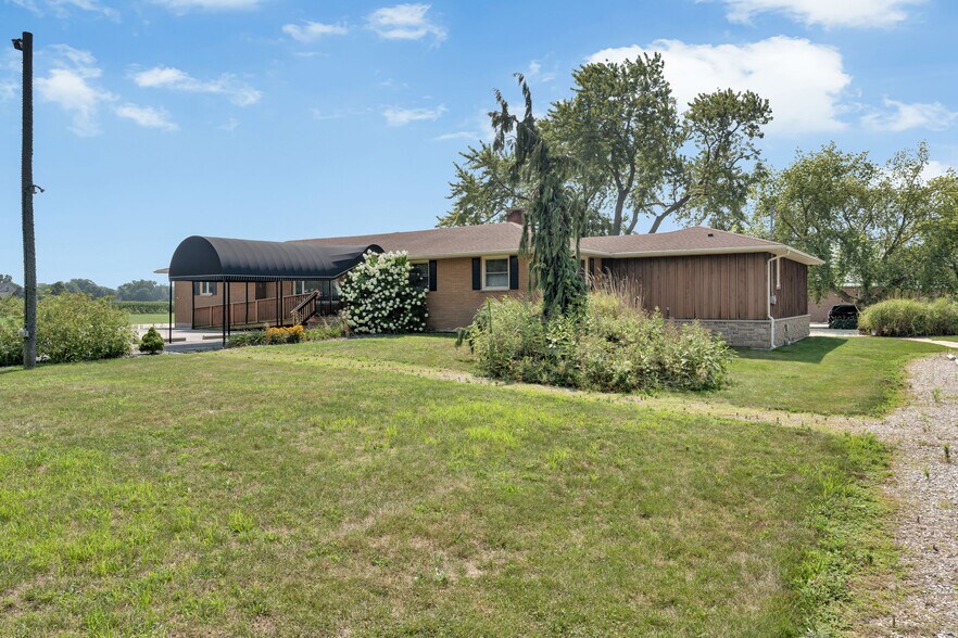 More Photos Of 585 Seacliff Dr, Kingsville Freestanding For Sale