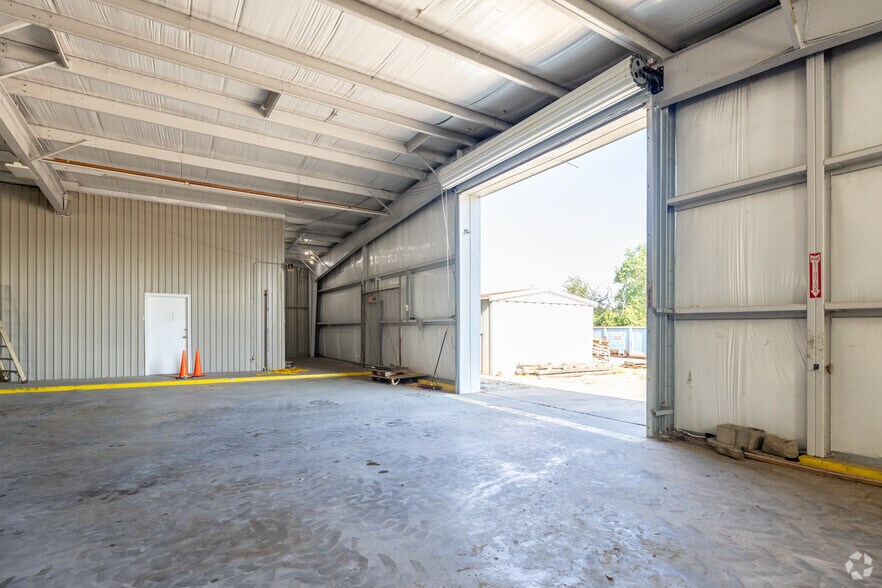 More Photos Of 13523 Conklin Ln, Houston Warehouse For Lease