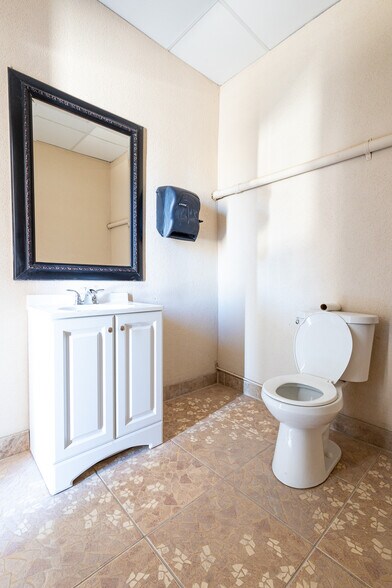 More Photos Of 13644 David Dr, El Paso Showroom For Lease