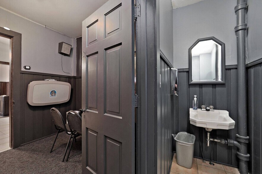 More Photos Of 2440 E Seminole St, Springfield Specialty For Sale