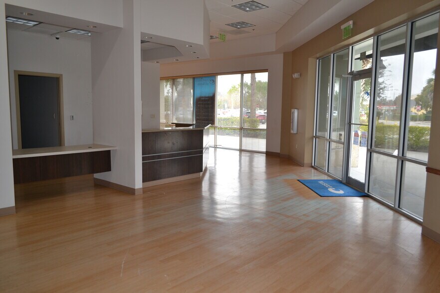 More Photos Of 17966 N Tamiami Trl, North Fort Myers Storefront Retail Office For Lease