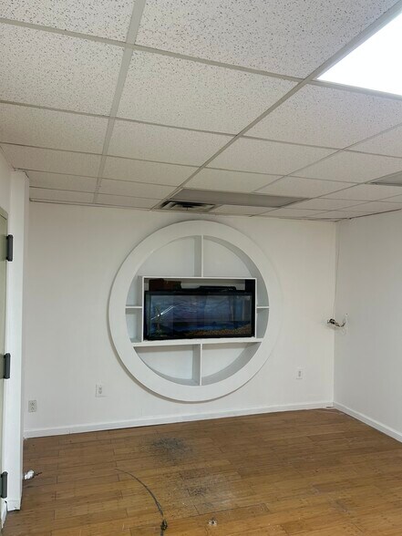 More Photos Of 101-103 W 17th St, New York Storefront Retail Residential For Lease