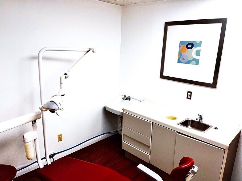 More Photos Of 6910 Bellaire Blvd, Houston Office For Sale