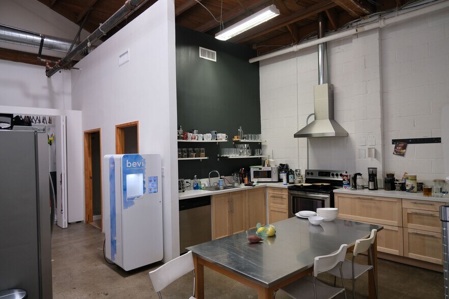 More Photos Of 5913-5915 Blackwelder St, Culver City Loft Creative Space For Lease