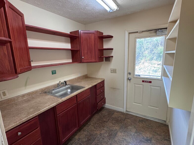 More Photos Of 471 S Main St, Cleveland Office For Sale