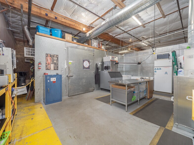 More Photos Of 630 SW Walnut St, Hillsboro Warehouse For Sale