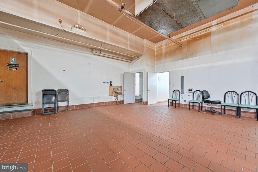 More Photos Of 13 N East Blvd, Vineland Flex For Sale