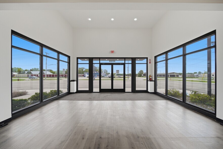 More Photos Of 1010 S 7th St, Rochelle Flex For Sale