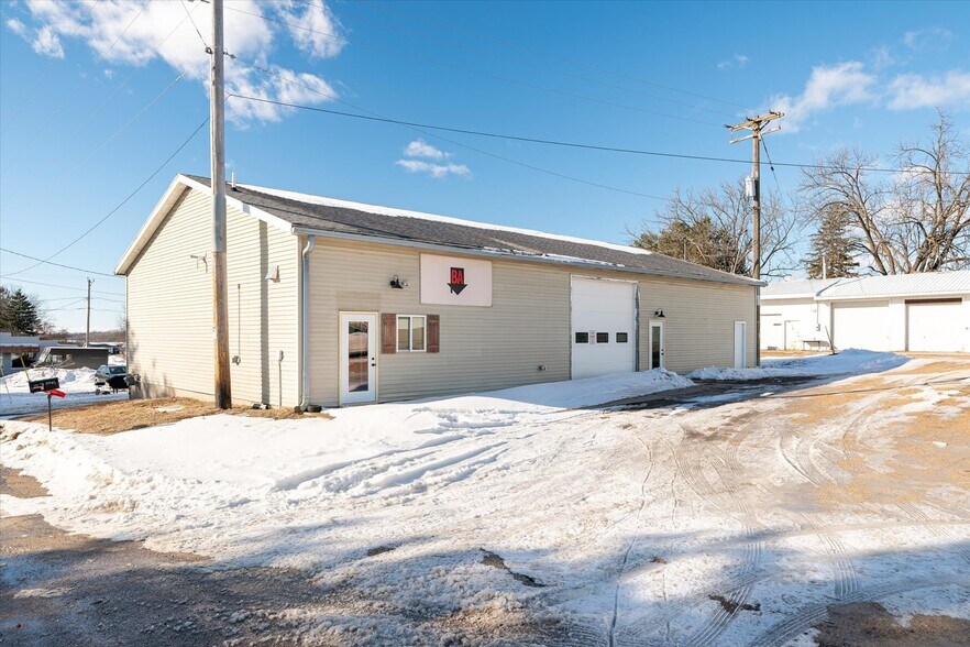 Primary Photo Of 110 FS Dr, Viroqua Auto Dealership For Sale