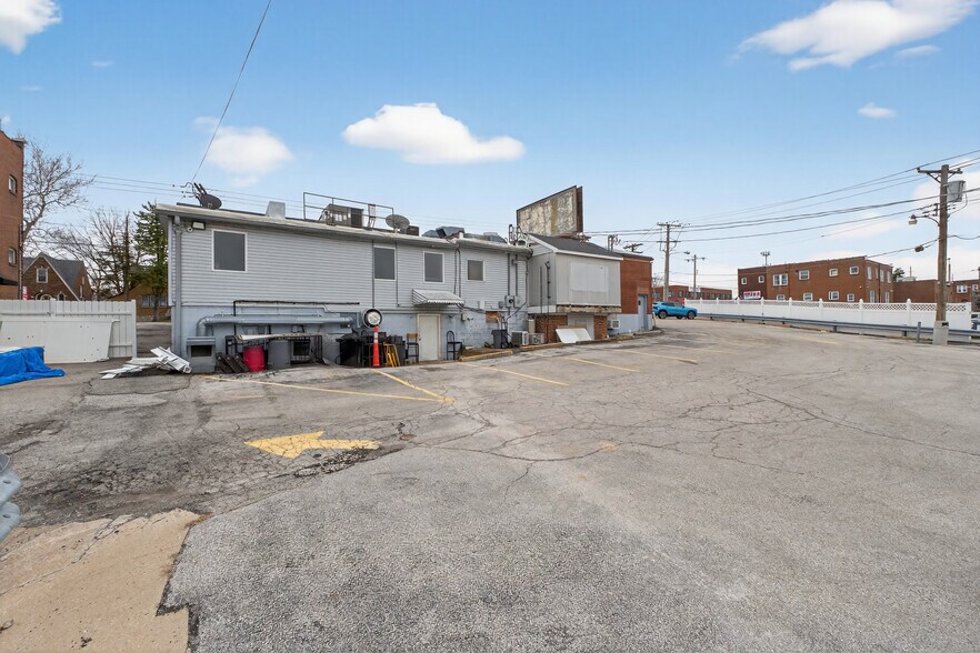 More Photos Of 8713 Gravois Rd, Saint Louis Restaurant For Lease