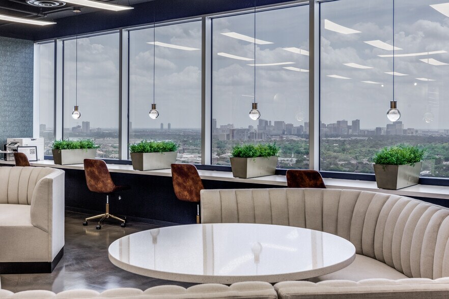 More Photos Of 24 Greenway Plz, Houston Office For Lease