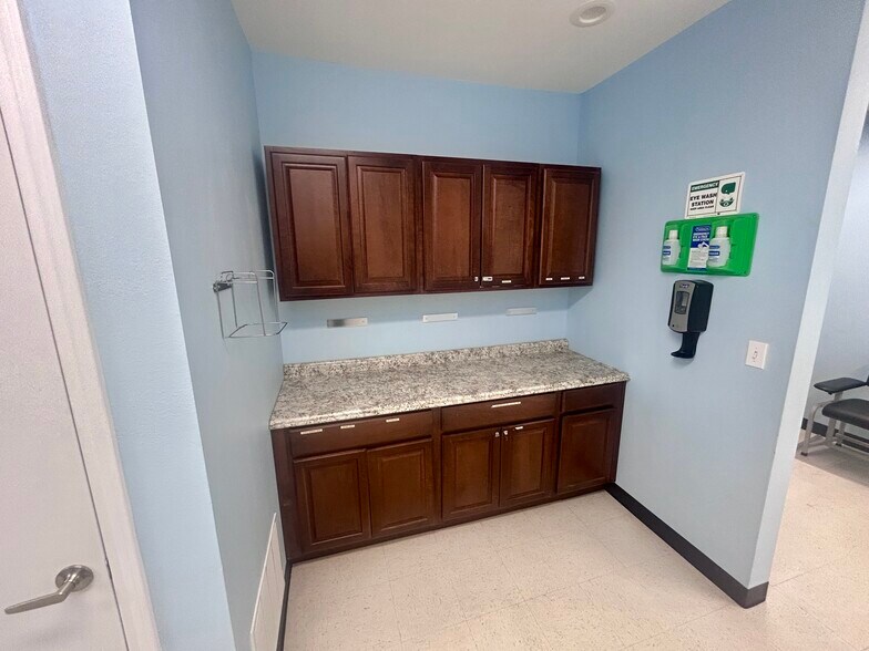 More Photos Of 200 W College Ave, Devine Medical For Lease